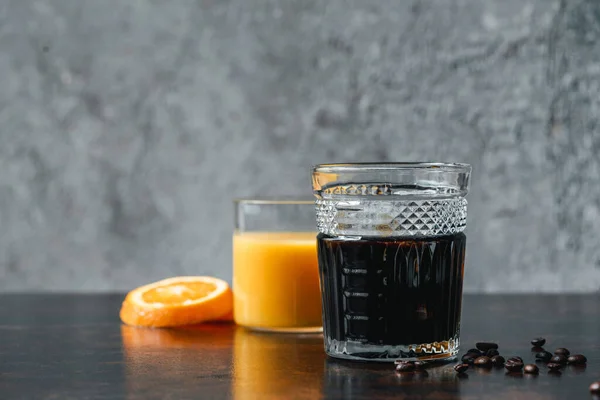 오렌지 주스와 근처에 유리에 커피의 선택적 — 스톡 사진