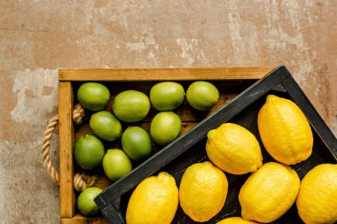 Yıpranmış yüzeyde ahşap kutularda limon ve limon manzarası