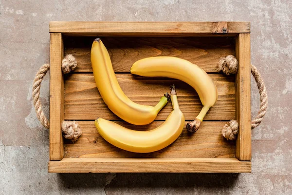 Felső Nézet Érett Banán Fából Készült Dobozban Időjárásos Felületen — Stock Fotó