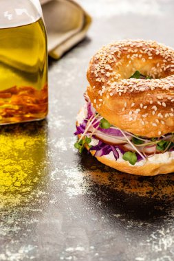 Etli taze, lezzetli simit, kırmızı soğan, krem peynir ve bir şişe yağ ile dokulu lahanalar.