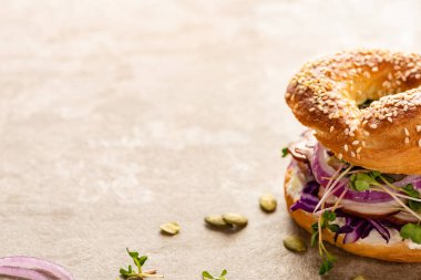 Etli, kırmızı soğanlı, krem peynirli ve desenli lahanalı leziz simit.