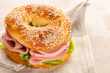 Taze lezzetli simit, peçeteli sosis ve dokulu yüzey.