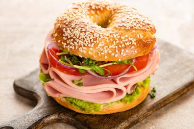 Taze leziz simit, ahşap kesme tahtasının üzerinde sosis ve dokulu yüzey.