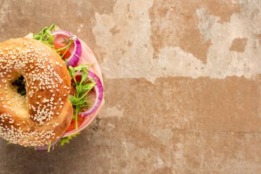 Eski bej yüzey üzerinde sosisli taze lezzetli simit manzarası.