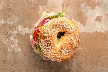 Eski bej yüzey üzerinde sosisli taze lezzetli simit manzarası.