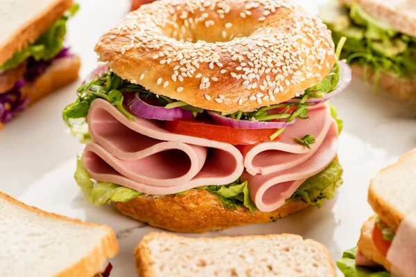 Panecillo Fresco Delicioso Con Salchichas Verduras Cerca Sándwiches — Foto de Stock