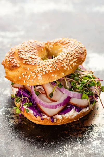 Bagel Delicioso Fresco Com Carne Cebola Vermelha Queijo Creme Brotos — Fotografia de Stock