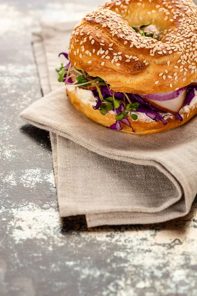 Färsk Läcker Bagel Med Kött Rödlök Färskost Och Groddar Servett — Stockfoto