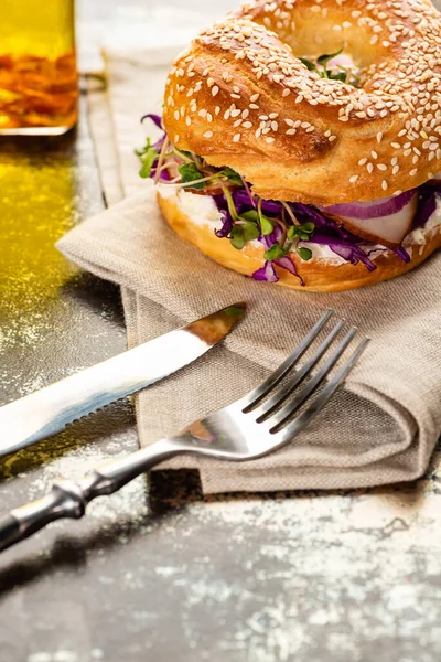 Fresh Delicious Bagel Meat Red Onion Cream Cheese Sprouts Napkin — Stock Photo, Image