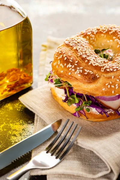 Färsk Läcker Bagel Med Kött Rödlök Färskost Och Groddar Servett — Stockfoto