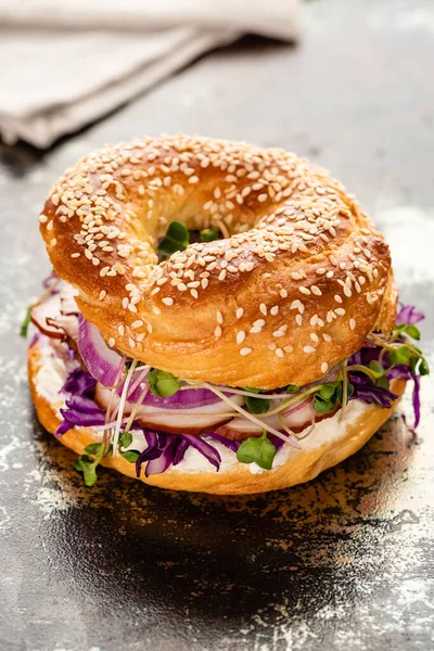 Friss Ízletes Bagel Hússal Vöröshagymával Krémsajttal Csírával Texturált Felületen — Stock Fotó