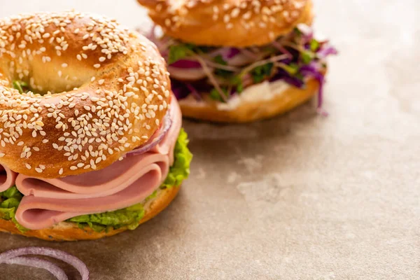 Szelektív Fókusz Friss Finom Bagel Kolbásszal Texturált Felületen — Stock Fotó