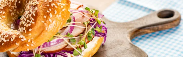 Close View Fresh Delicious Bagel Meat Red Onion Cream Cheese — Stok Foto