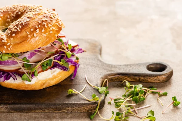 Fresh Delicious Bagel Meat Red Onion Cream Cheese Sprouts Wooden — Stock Photo, Image