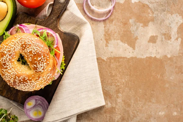 Top View Fresh Delicious Bagel Wooden Cutting Board Aged Beige — Stock Photo, Image