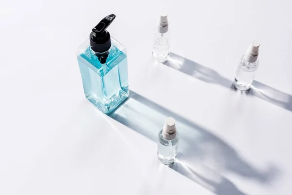 Vista Ángulo Alto Botellas Transparentes Con Líquido Antiséptico Blanco Con —  Fotos de Stock