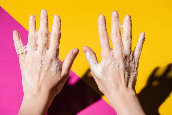 Vista Recortada Las Manos Femeninas Espuma Jabón Rosa Amarillo —  Fotos de Stock