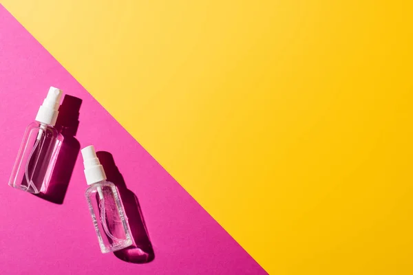 Tampilan Atas Botol Semprotan Transparan Dengan Desinfektan Pada Pink Dan — Stok Foto