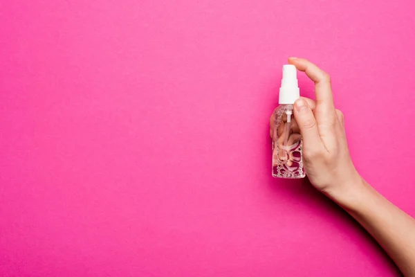 Vista Recortada Mujer Pulverización Líquido Antiséptico Botella Transparente Rosa — Foto de Stock