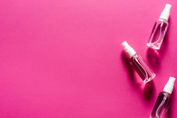 粉色带防腐液的透明喷雾瓶的顶部视图 — 图库照片