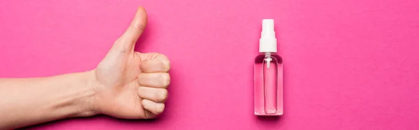 Részleges Kilátás Mutatja Hüvelykujját Közel Spray Palack Kézfertőtlenítő Rózsaszín Vízszintes — Stock Fotó