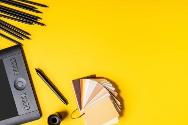 Stylus 'un üst görünümü, tablet renkli palet çizimi ve sarı üzerine kalemler