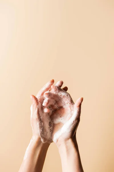 Обрізаний Вид Жінки Миє Руки Піною Ізольовано Бежевому — стокове фото