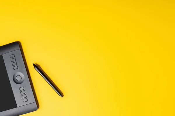 Sarı Üzerine Tablet Stil Çiziminin Üst Görünümü — Stok fotoğraf