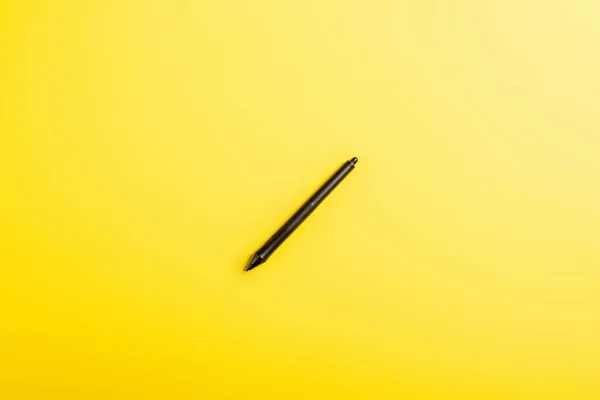 黄色に隔離された黒いスタイラスの上からの眺め — ストック写真