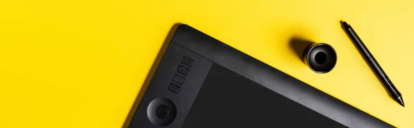 Conceito Horizontal Tablet Desenho Moderno Estilete Suporte Amarelo — Fotografia de Stock