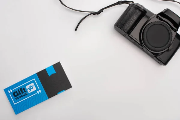 Bovenaanzicht Van Blauwe Cadeaubon Digitale Camera Witte Achtergrond — Stockfoto