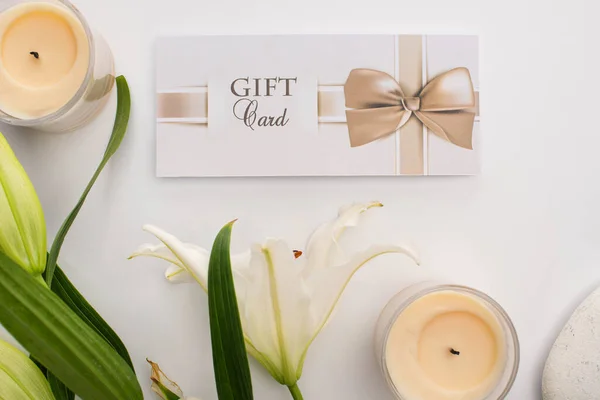 Vista Dall Alto Gift Card Giglio Candele Sfondo Bianco — Foto Stock