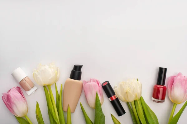 Vista Dall Alto Tulipani Con Foglie Cosmetici Decorativi Sfondo Bianco — Foto Stock