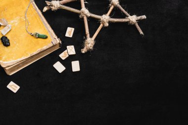 Pentagram, kristaller ve siyah üzerine eski kitapların üst görünümü 