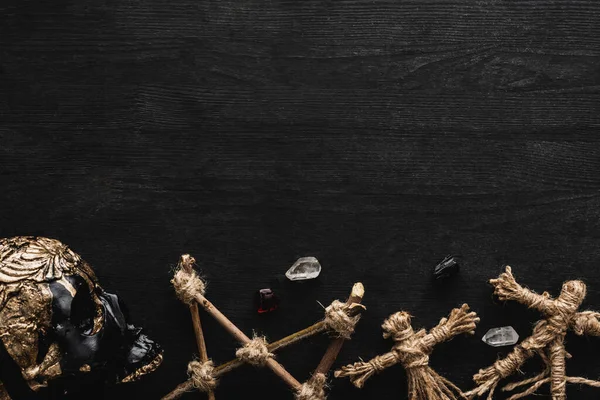 Voodoo bebeklerinin üst görüntüsü, antik kristaller, pentagram ve kafatası siyah