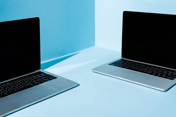 Portátiles Modernos Con Pantallas Blanco Sobre Fondo Azul — Foto de Stock