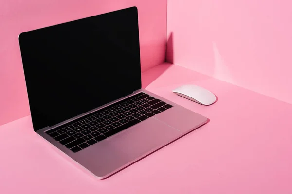 Laptop Prázdnou Obrazovkou Počítačovou Myší Růžovém Pozadí — Stock fotografie