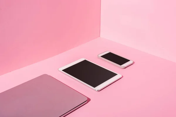 Μοντέρνα Gadgets Λευκές Οθόνες Ροζ Φόντο — Φωτογραφία Αρχείου