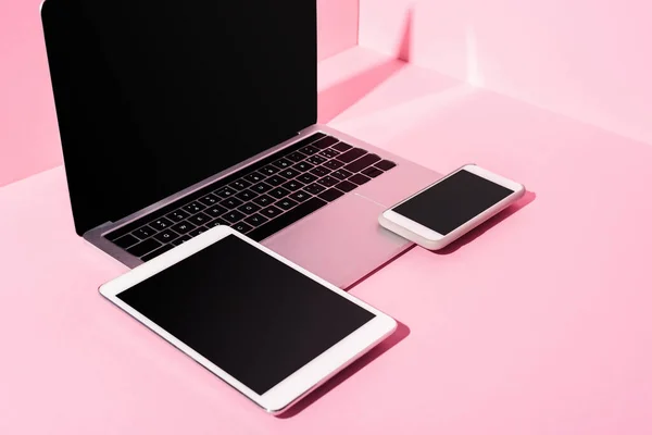 분홍색 배경에 현대식 기구들 — 스톡 사진