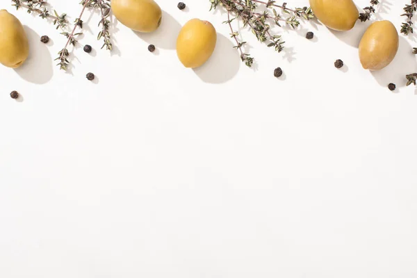 白色背景的青橄榄 香草和黑胡椒的顶部视图 — 图库照片