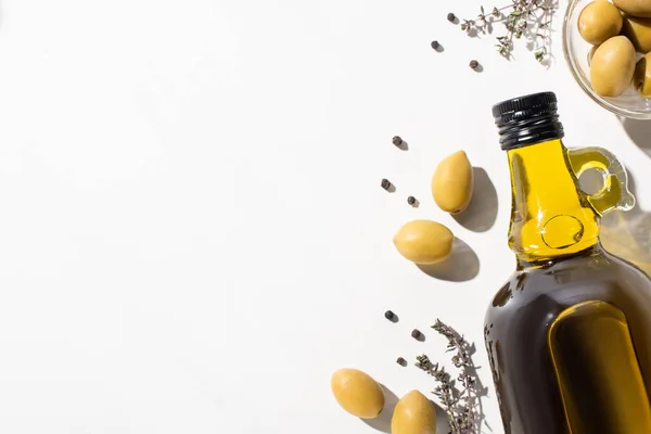Ansicht Von Olivenöl Der Flasche Der Nähe Von Grünen Oliven — Stockfoto