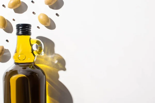 Ansicht Von Olivenöl Der Flasche Der Nähe Von Grünen Oliven — Stockfoto