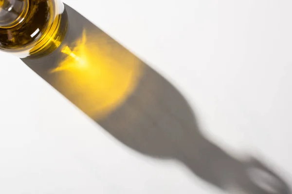 Draufsicht Auf Olivenöl Flasche Mit Schatten Auf Weißem Hintergrund — Stockfoto