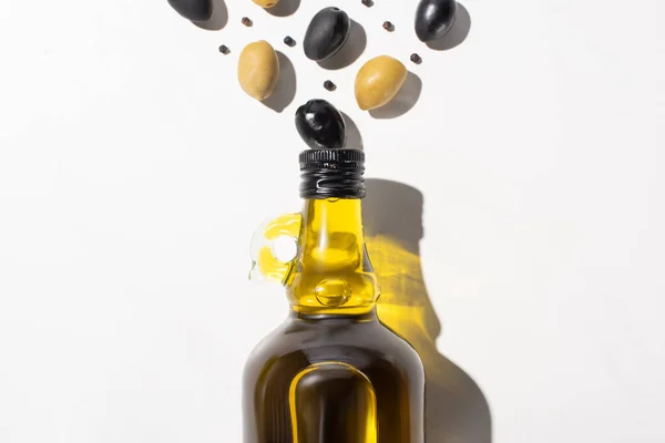 Top View Olive Oil Bottle Green Black Olives Black Pepper — Stock Photo, Image