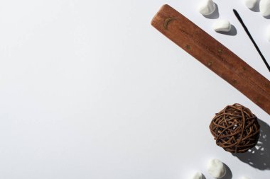 Aroma sopası, taşlar, ahşap tezgah ve beyaz arka planda dekoratif top manzarası.