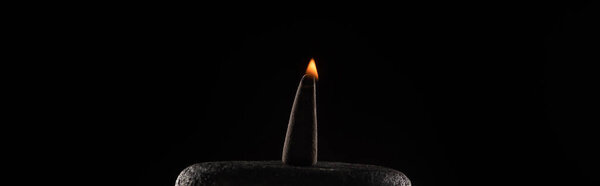 жжение благовоний на камне изолированы на черном фоне, панорамный снимок
