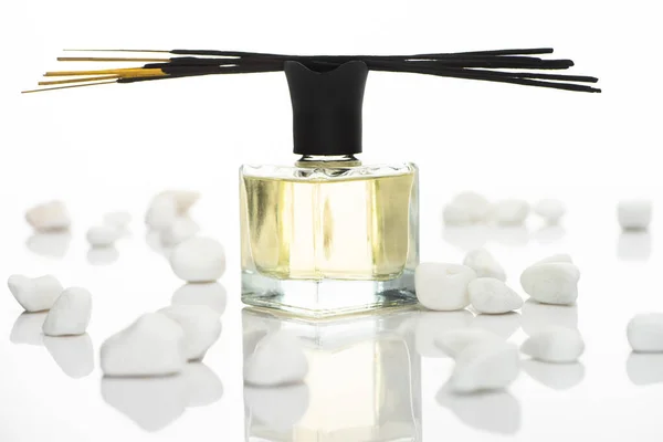 Szelektív Fókusz Aromabotok Parfüm Közelében Kövek Elszigetelt Fehér — Stock Fotó