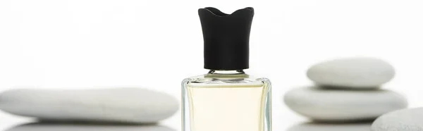 Enfoque Selectivo Perfume Casero Botella Cerca Piedras Spa Aisladas Sobre — Foto de Stock