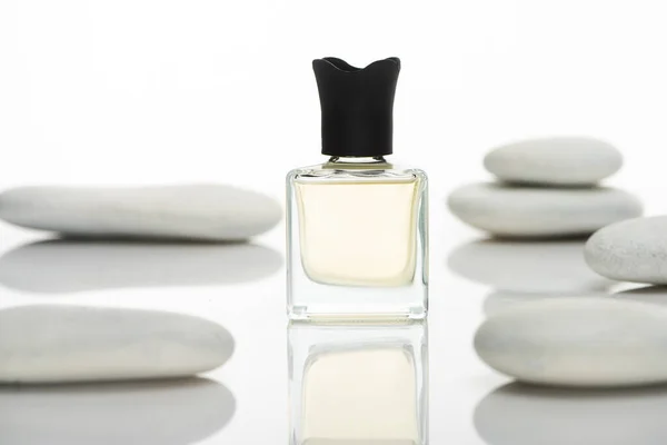 Enfoque Selectivo Perfume Casero Botella Cerca Piedras Spa Sobre Fondo —  Fotos de Stock