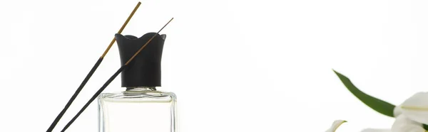 Aromatyczne Paluszki Perfumy Wyizolowane Białym Panoramicznym Ujęciu — Zdjęcie stockowe